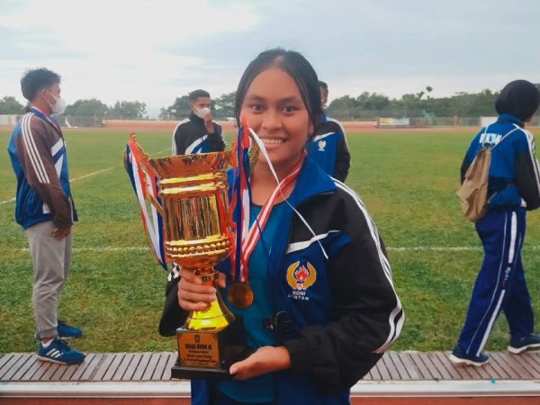 Juara 1 nomor Lari Estafet Kejuaraan Tingkat Provinsi Kepulauan Riau (Laura)