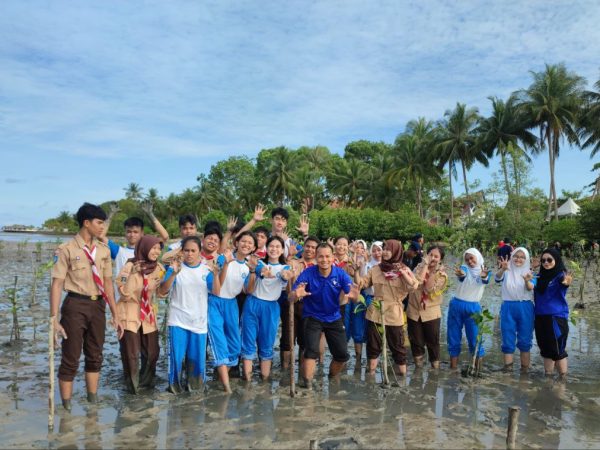 Hari Mangrove Nasional:SMA Tunas Bangsa Tanam Mangrove bersama Kodim 0315 Tanjungpinang