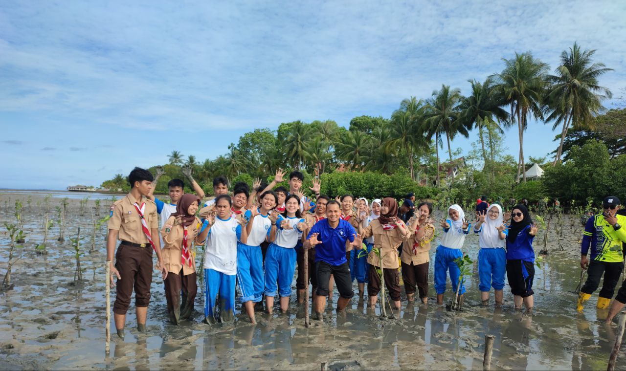 Hari Mangrove Nasional:SMA Tunas Bangsa Tanam Mangrove bersama Kodim 0315 Tanjungpinang