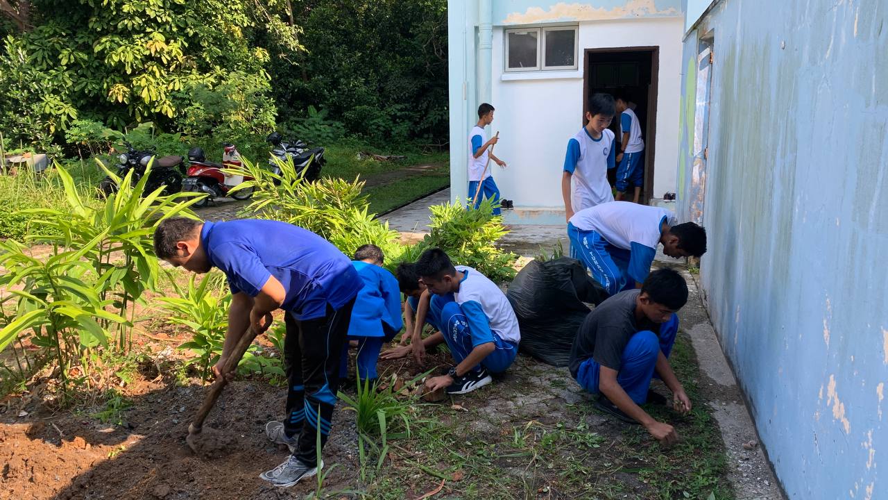 Jum'at Bersih: Warga SMA Tunas Bangsa Bergotong-royong Membersihkan Sekolah