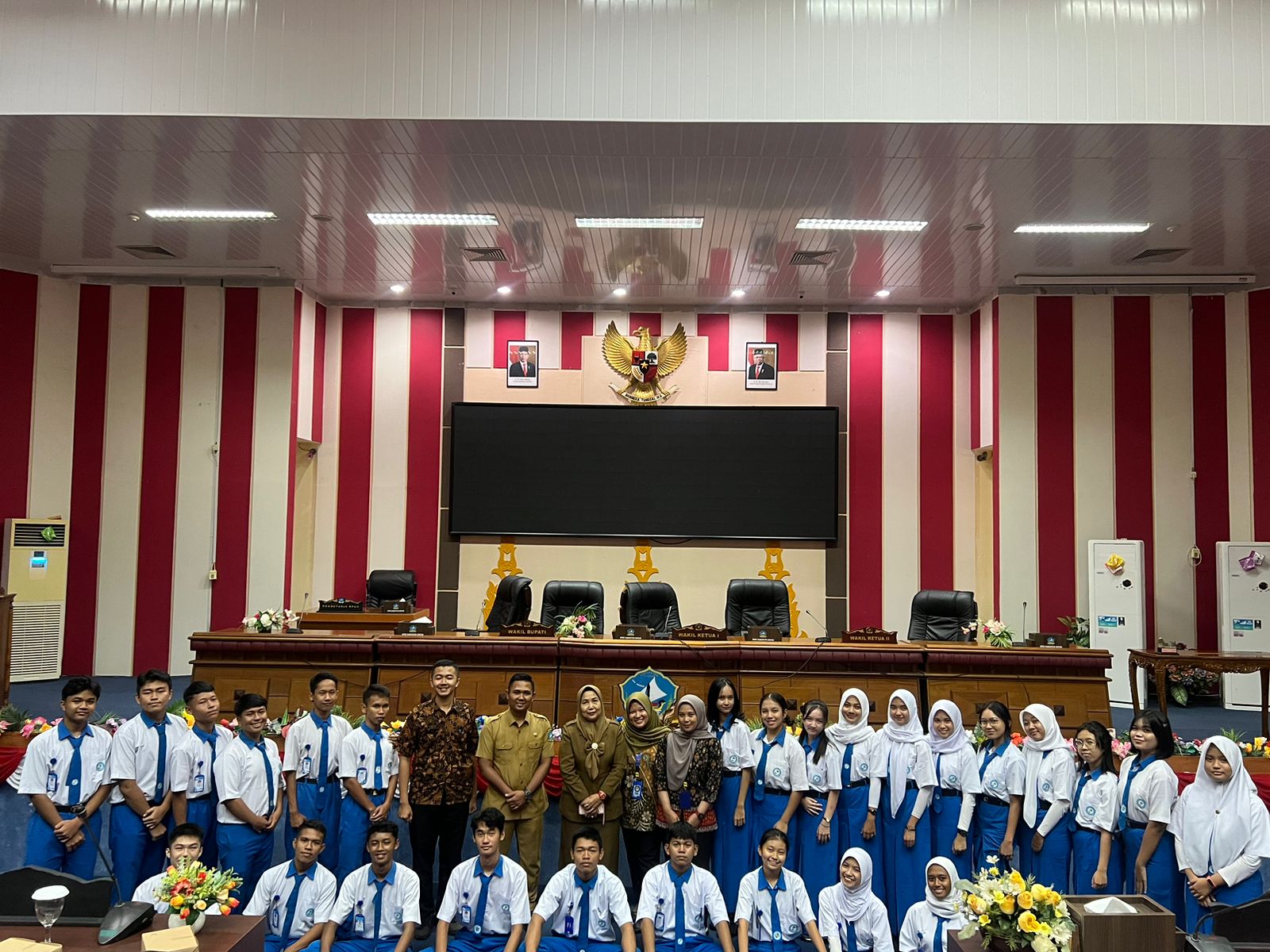 Kelas XI SMA Tunas Bangsa Outing Class ke DPRD dan Kejaksaan Negeri Kabupaten Bintan