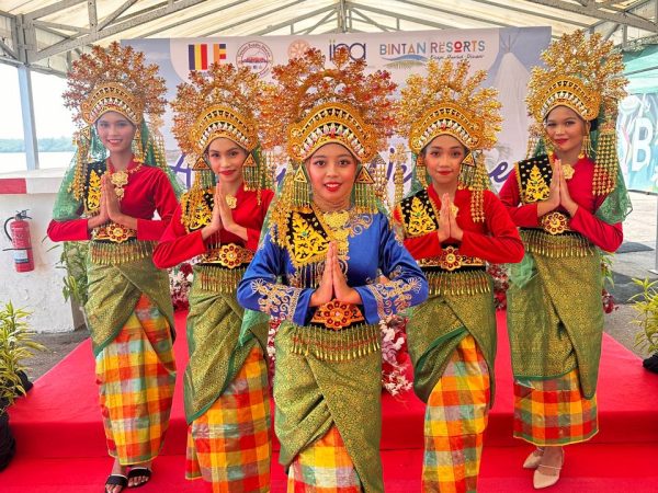 Tunas Bangsa Dance Club Tarikan Tari Persembahan pada "A Warm Welcome to HE President and Members of the Executive Council of World Fellowship of Buddhist (WFB) to Bintan"