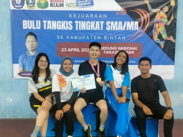 Dua Siswa SMA Tunas Bangsa Juara 1 dalam O2SN cabang Badminton dan Renang