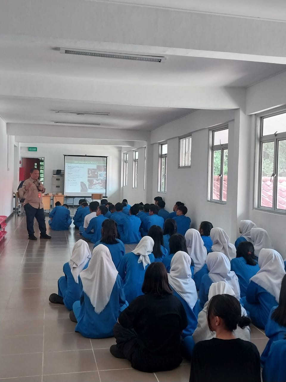 Sosialisasi HIV & AIDS oleh Health Safety Environment (HSE) PT BRC di SMA Tunas Bangsa