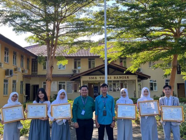 Gubernur Kepulauan Riau Berikan Penghargaan kepada Siswa SMA Tunas Bangsa Peraih Prestasi Nasional