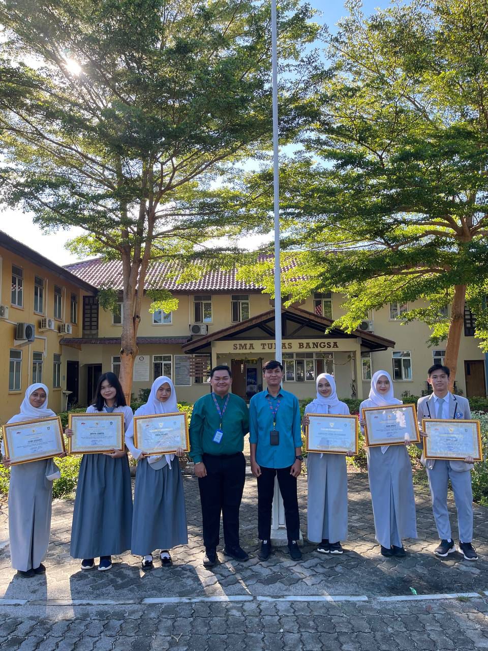 Gubernur Kepulauan Riau Berikan Penghargaan kepada Siswa SMA Tunas Bangsa Peraih Prestasi Nasional